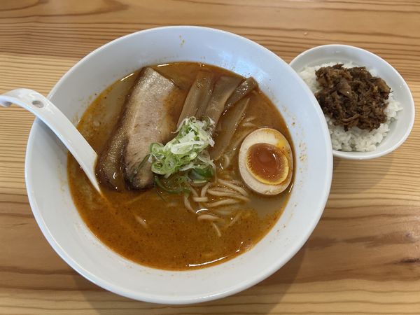 「辛塩ラーメン850円+チャーシュー丼150円」@よなやの写真