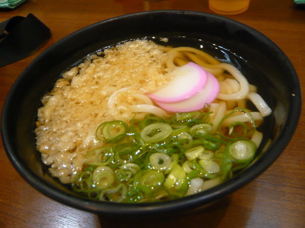 「かけうどん(+天かす)」@めん処 吉備の写真