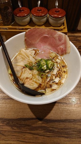 「令4・6・29鶏と鰹の醤油そば+ワンタン(計900円)」@麺や ふくわらいの写真