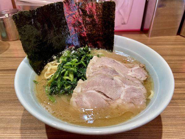 「チャーシューメン ＋ ほうれん草 ＋ サービスライス」@横浜らーめん渡来武 総本店の写真