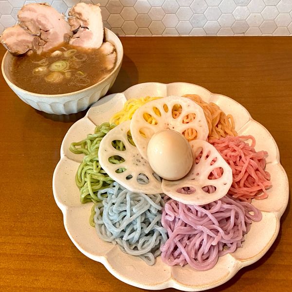 「六色の野菜のつけ麺（味玉・チャーシュープラス）」@カフェと迷ってラーメン屋の写真