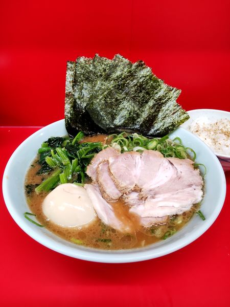 「朝ラー＋チャ3枚、のり、ほうれん草」@横浜ラーメン 武蔵家 大井町店の写真