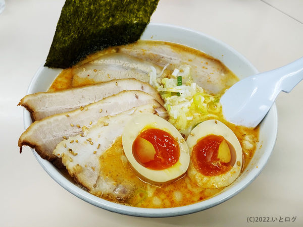 「背脂とんしおらーめん（＋チャーシュー＋味付たまご）」@らーめん五丈原 本店の写真