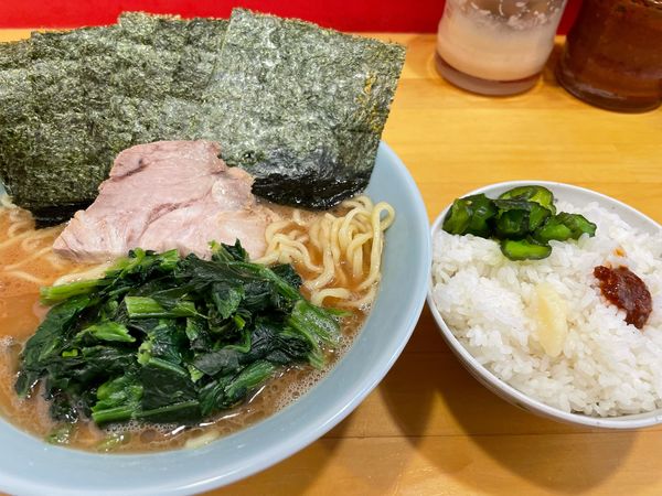 「ラーメン中盛り770円、ほうれん草増し100円、海苔50円」@横浜家系ラーメン みと家の写真