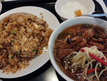 「ランチ：ぴり辛そぼろ炒飯と青椒ラーメン(950)」@DRAGON酒家の写真