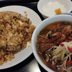 ランチ：ぴり辛そぼろ炒飯と青椒ラーメン(950)