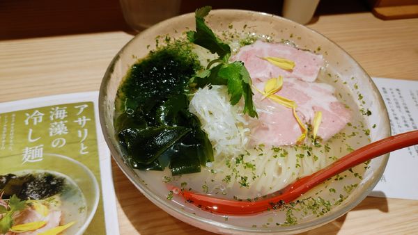 「アサリと海藻の冷やし麺・大盛 ￥1,100」@焼きあご塩らー麺 たかはし アトレ川崎店の写真