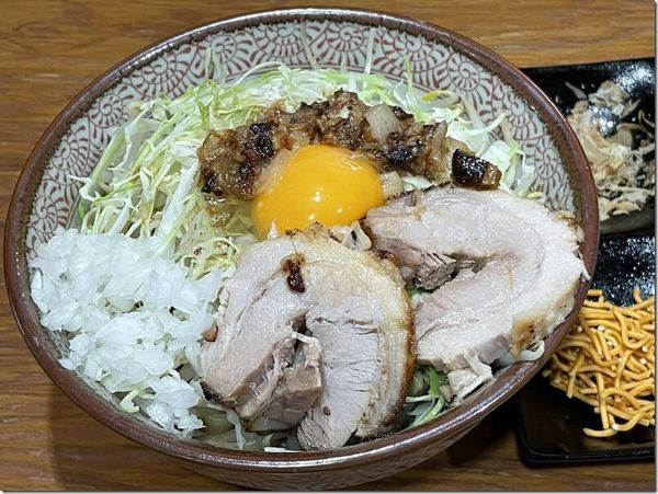 さなじまぜそば（麺200g、チャーシューマシ、アブラ、玉ねぎ）