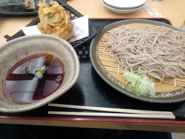 「甘海老のかき揚げ天せいろぞば（冷）　７１５円」@和食れすとらん 天狗 蕨店の写真