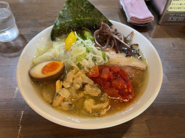 「期間限定 あさりと鶏出汁のラーメン+ワンタン3ケ」@自家製麺こうじの写真