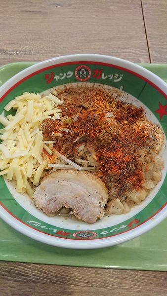 「まぜそば(玉子なし)+チーズ×3」@ジャンクガレッジ フォレオ菖蒲店の写真