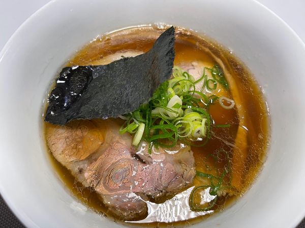 「醤油梅山豚チャーシュー麺」@支那そばや 本店の写真