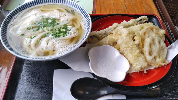 「C定食（本日の天ぷら３品＋かけうどん）（880円）」@純讃岐 くるみの写真
