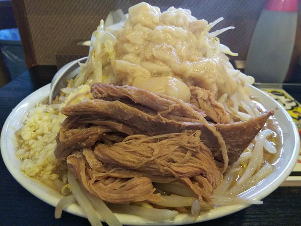 「ラーメン　（並）　※野菜＆ニンニク＆脂まし　※㋗で５００円」@麺とび六方の写真