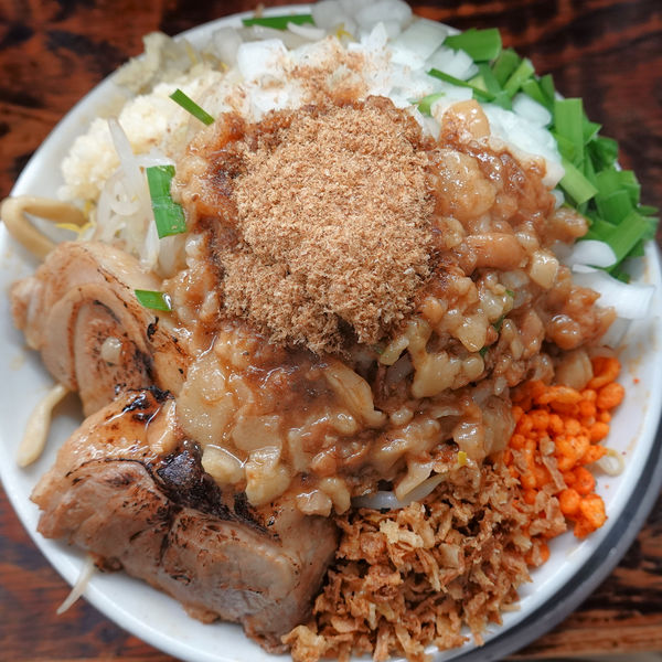 「冷やしムラ中華（醤油）1,000円（野菜・蒜・その他マシ×2」@麺でる 川崎店の写真