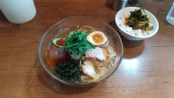 「びぎ屋の冷やし醤油らーめん（限定）1050円、ニラ飯150円」@麺処 びぎ屋の写真