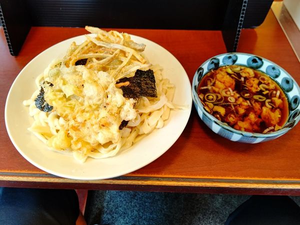 「ざるうどん(大盛)620円＋天ぷら2個140円」@大黒屋の写真