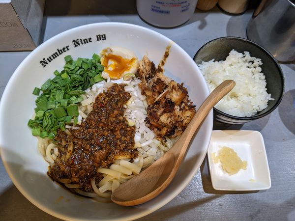 「汁なしブラック➕半ライス」@麺Dining Number Nine 09の写真