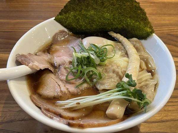 「醤油ラーメン全部のせ（大盛、ストレート麺）」@地鶏らーめん とりじの写真