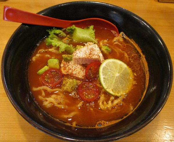 「＜夏の焼きあご麺＞ホットチリトマトらー麺　950円」@焼きあご塩らー麺 たかはし 銀座店の写真