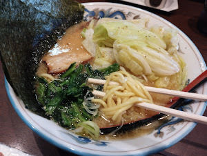 「らーめん(かため)(750)＋キャベツ(限定50)」@麺屋 めんりゅうの写真