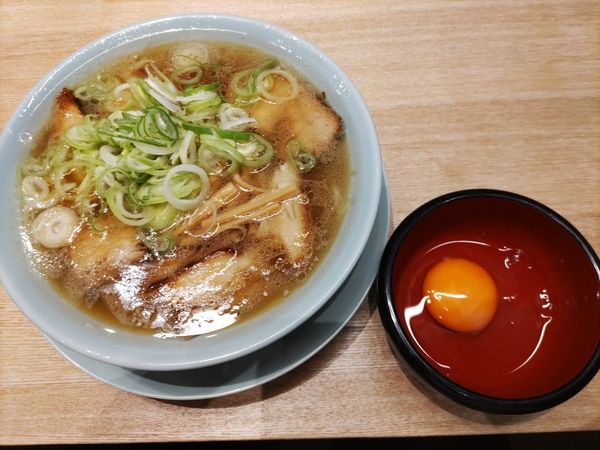 「中華そば+生卵」@たきちゃんラーメンの写真