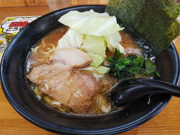 「とんこつ醤油ラーメン　※あじこめ＆かため　※㋗で５００円」@横浜ラーメン 萬年家の写真