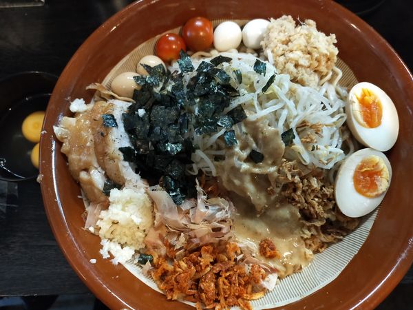 「【限定】冷やし中華A 大1350円+生卵50円+生姜50円」@豚星。の写真