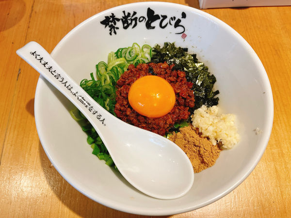 「看板の台湾まぜそば」@禁断のとびら 池袋店の写真