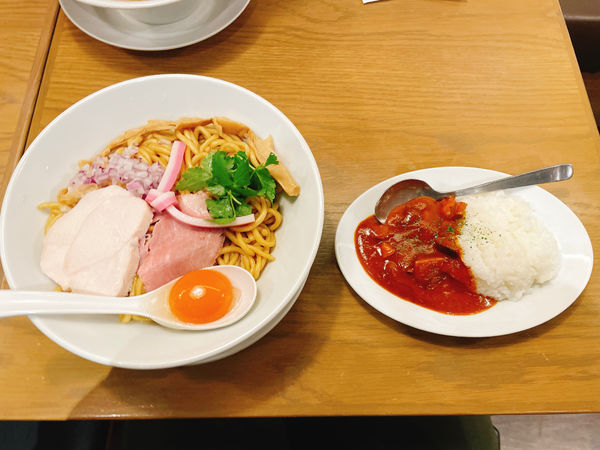 「濃厚卵のまぜSOBA+自家製バターチキンカレー」@むぎとオリーブ さいたま新都心店の写真