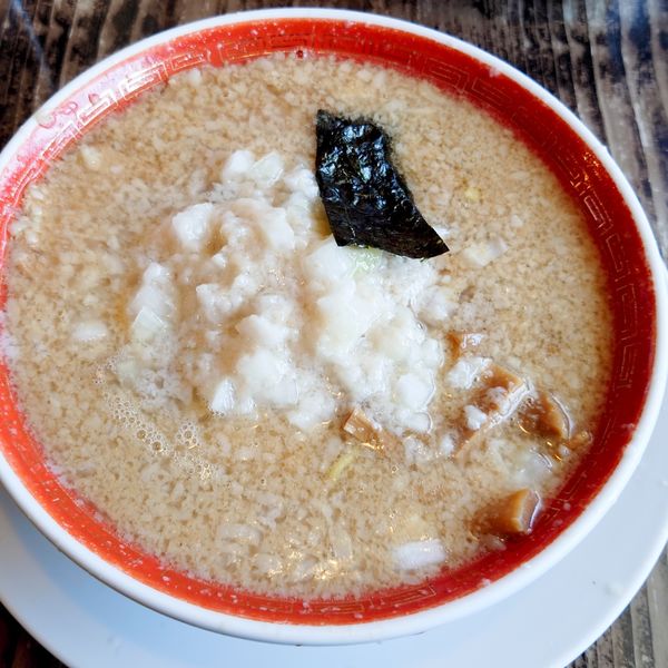 「玉ねぎラーメン850円　太麺　背脂＝白」@侍ラーメンの写真