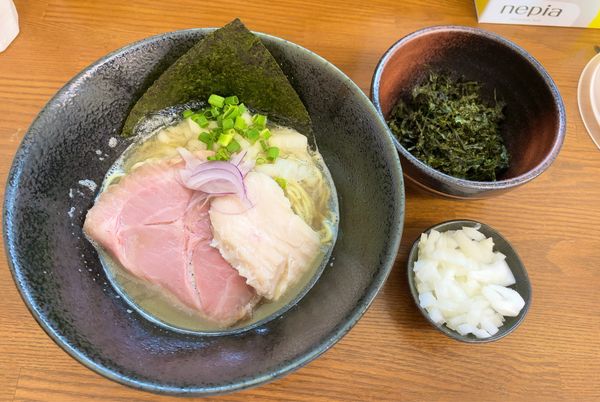 「純煮干らーめん with刻み玉ねぎ／黒バラ海苔 & 和え玉」@麺家 本倉の写真