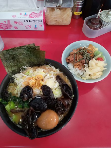 「ラーメン並¥750 葱きくらげ味玉各¥100まぶし丼¥180」@杉田家 千葉祐光店の写真