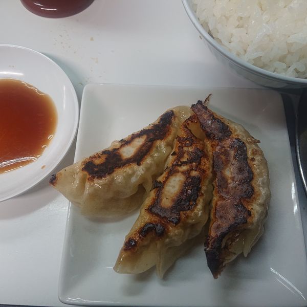 「徳島らーめん大850円、餃子3ヶ140円、無料ライス」@ラーメン東大 大道本店の写真