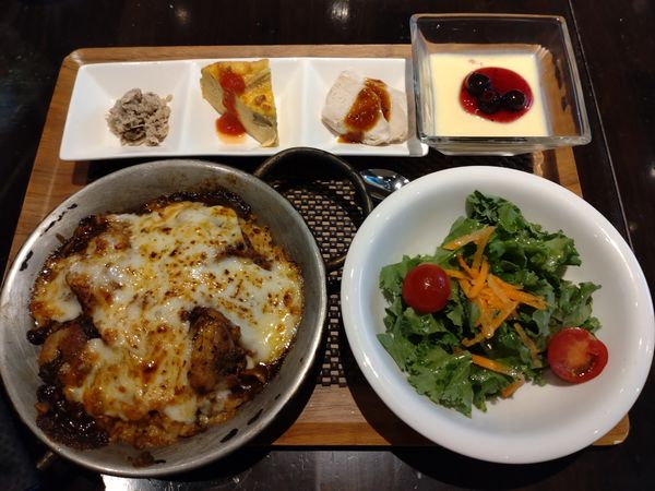 「焼きチーズカレーのパエリアプレート 　１５１８円　※」@ミガスミガスの写真