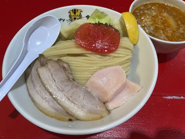 「肉増しトマトつけ麺（中盛）」@ゴールデンタイガーの写真