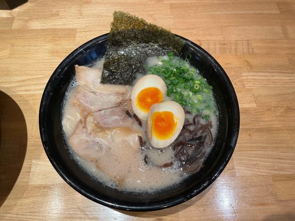 「濃厚豚骨煮卵ラーメン」@石田一龍 福岡博多店の写真
