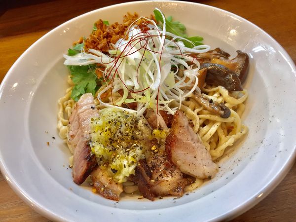 「【限定】燻製豚バラ肉とキノコの塩まぜそば【1200円】」@らぁめん山と樹の写真