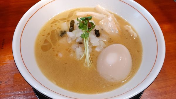 「鶏白湯　醤油　煮玉　トッピング」@麺処72の写真