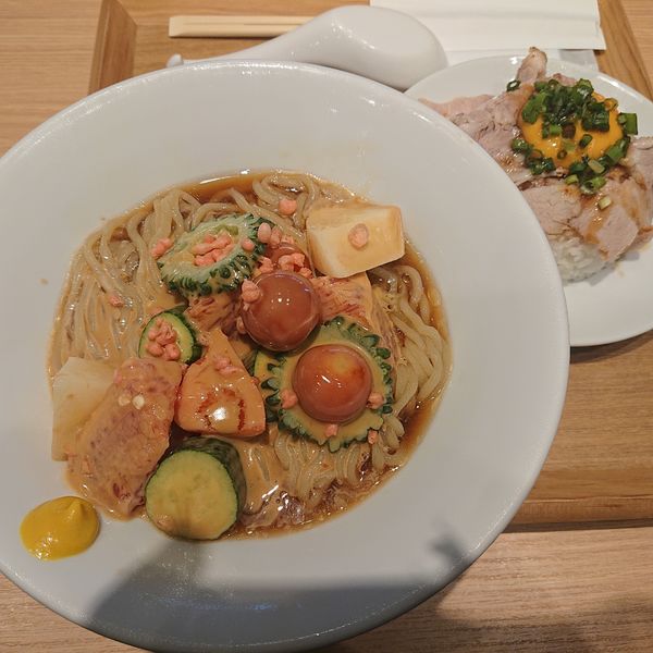 「ソラのベジ＆フルーツ冷やし中華1300円、肉玉丼400円」@ラーメンWalkerキッチンの写真