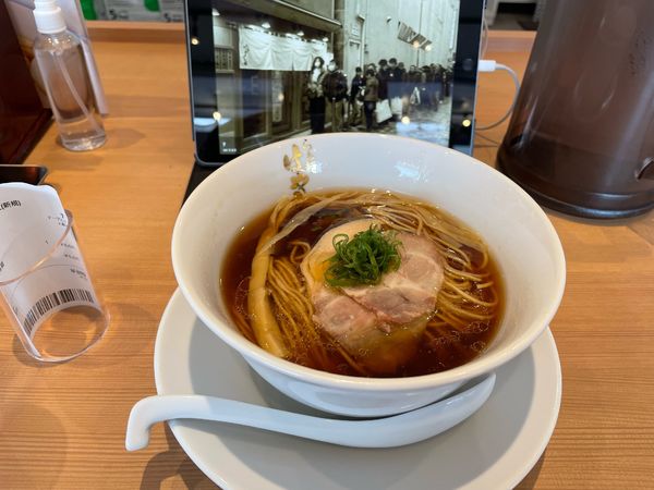 「醤油らぁ麺　800円」@らぁ麺はやし田 武蔵村山店の写真