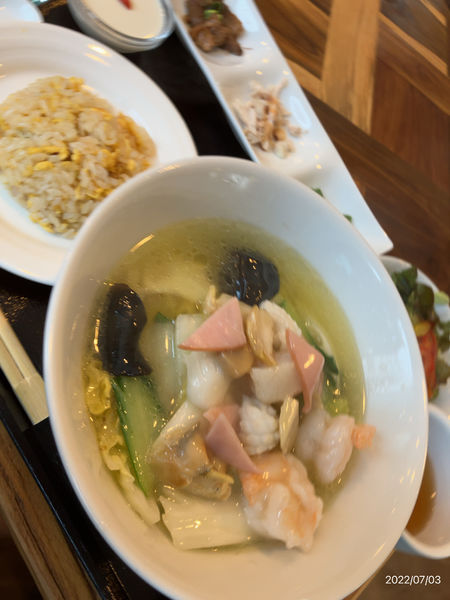 「Eセット（海鮮ラーメン、半チャーハン)1,200円」@チャイナレストラン ハイマーレ 立川Baseの写真