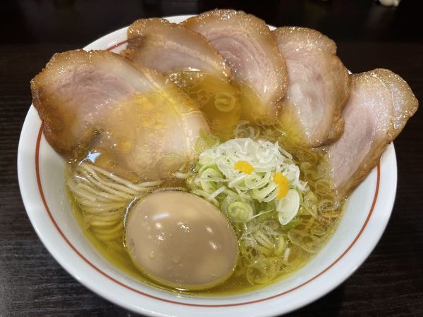 「しおらーめん+トッピング全部乗せ」@らーめん颯人の写真