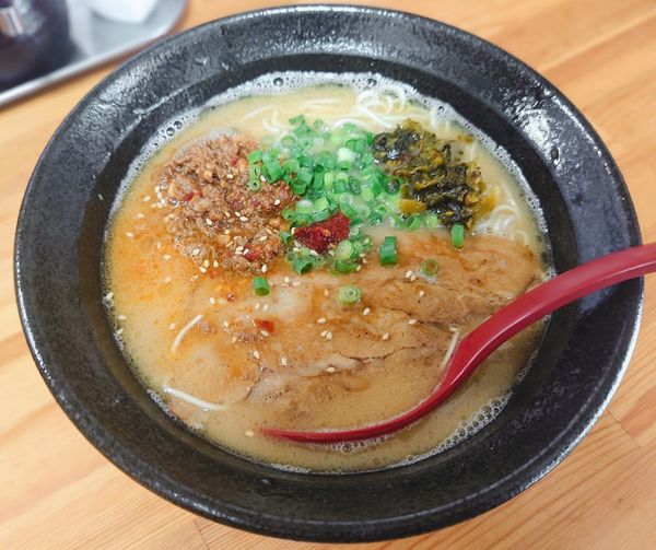 「辛口とんこつラーメン」@極上豚骨ラーメン カンミナ 白鳥店の写真