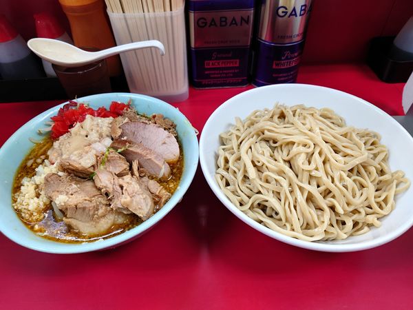「大豚ピリ辛カレーつけ麺　ニンニク　油　福神漬け」@ラーメン二郎 中山駅前店の写真