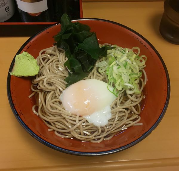 「冷し温玉そば」@名代 富士そば 秋葉原店の写真