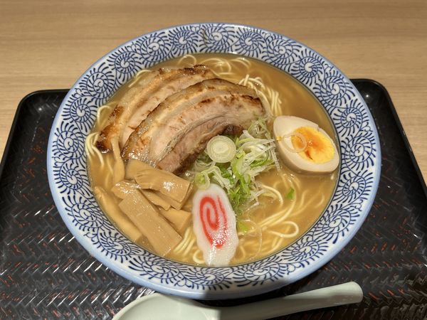 「炙り叉焼ラーメン（味玉、大盛り）」@炙ラーメン 明の写真