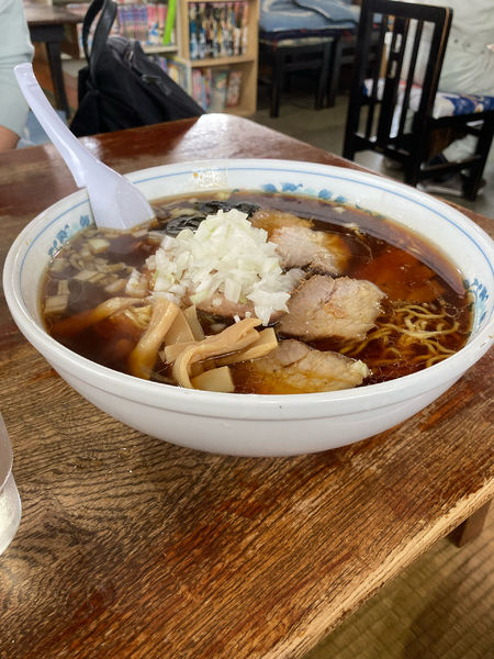 「チャーシュー麺デカ盛り＋味濃いめ＋やくみ」@ら〜めん 日可里の写真