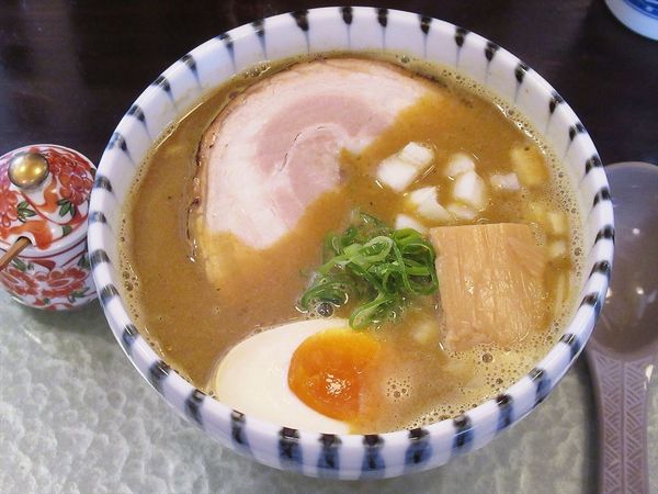 「豚骨煮干しらぁ麺（カレー）（950円）」@麺屋 八っすんばの写真