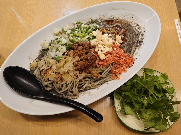 「汁なし黒胡麻担々麺+パクチー(980円)」@甲州屋 別邸の写真